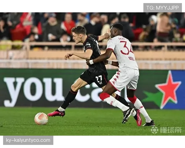 杜埃与穆西亚拉持球推进与控场风格的机制差异解析